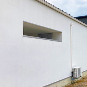 外壁洗浄後のは自然でキレイな仕上がりになった白い壁の家