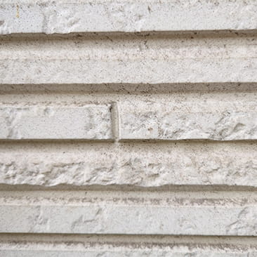 タイルの壁にほこりがついて汚れている様子