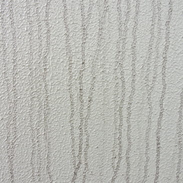 白い壁を雨だれが流れて線になって汚れている様子