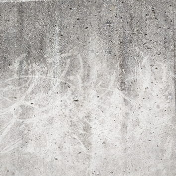 排気ガスなどで汚れたコンクリートの壁