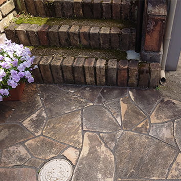 汚れが堆積した玄関先のタイルの様子